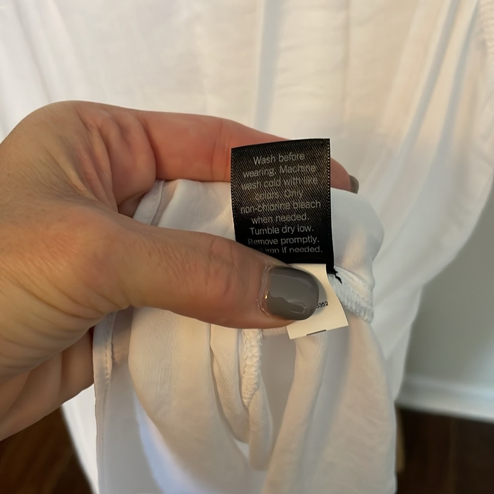 Simply Vera Wang silky white tank - Picture 5 of 5
